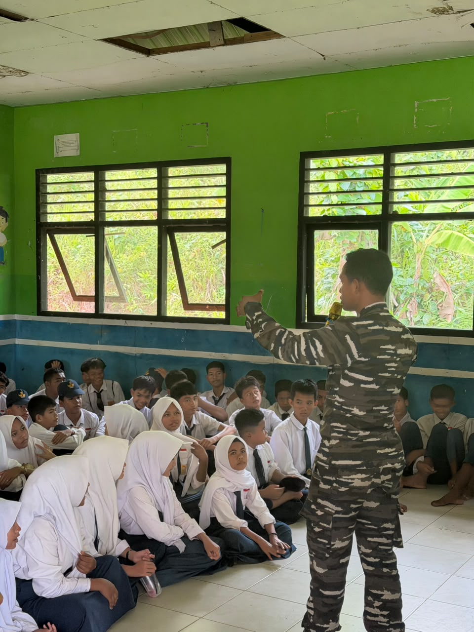 KRI LAMBUMG MANGKURAT-374 BEKALI PELAJAR