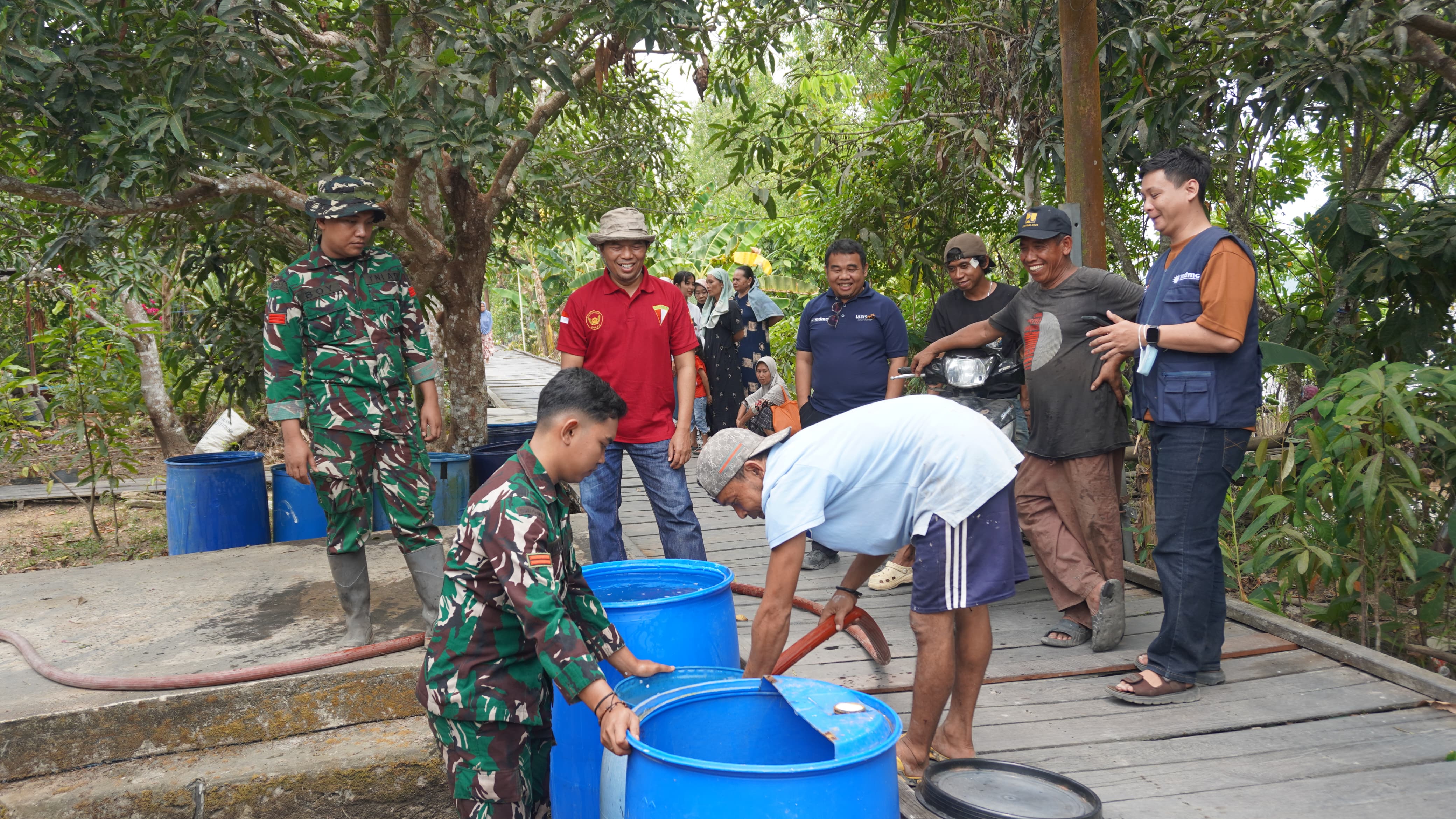 Salurkan Bantuan Air Bersih Di Wilayah