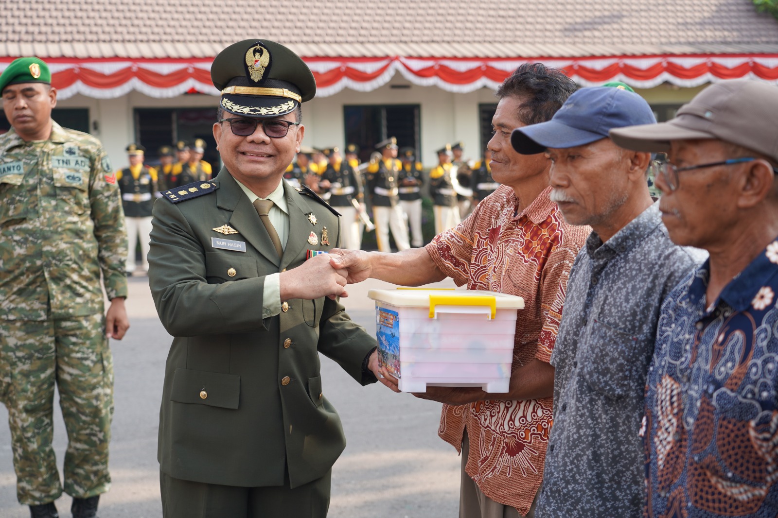 Korem 081/DSJ Sediakan Makan Gratis Dan Bagikan Bansos