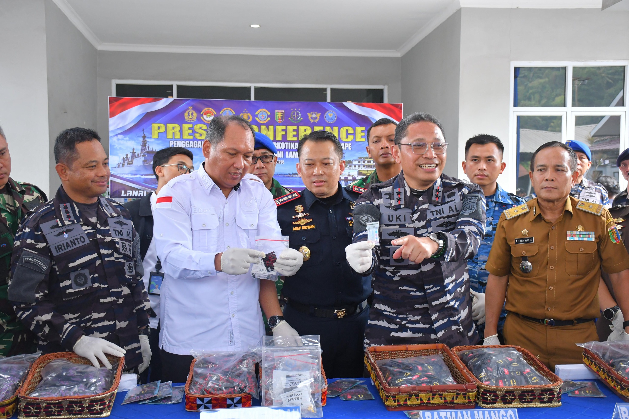 TNI AL AMANKAN RIBUAN CARTRIDGE LIQUID VAPE