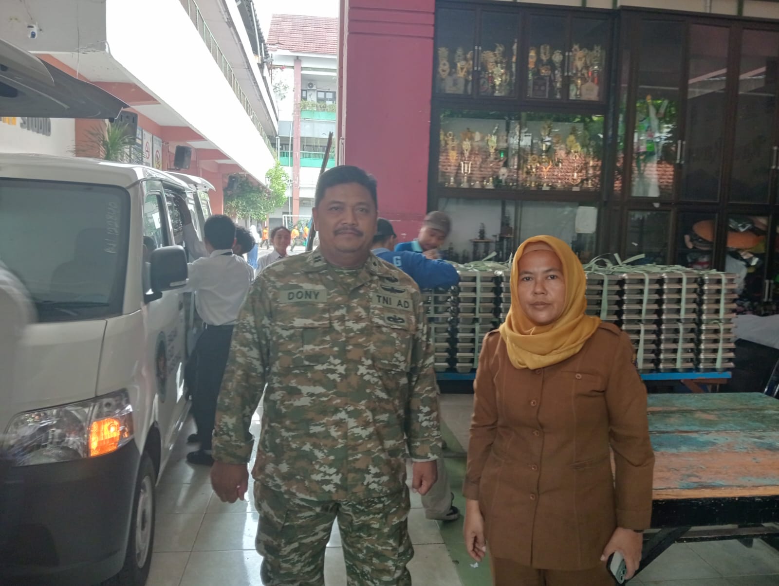 Babinsa Genteng Kawal Distribusi MBG