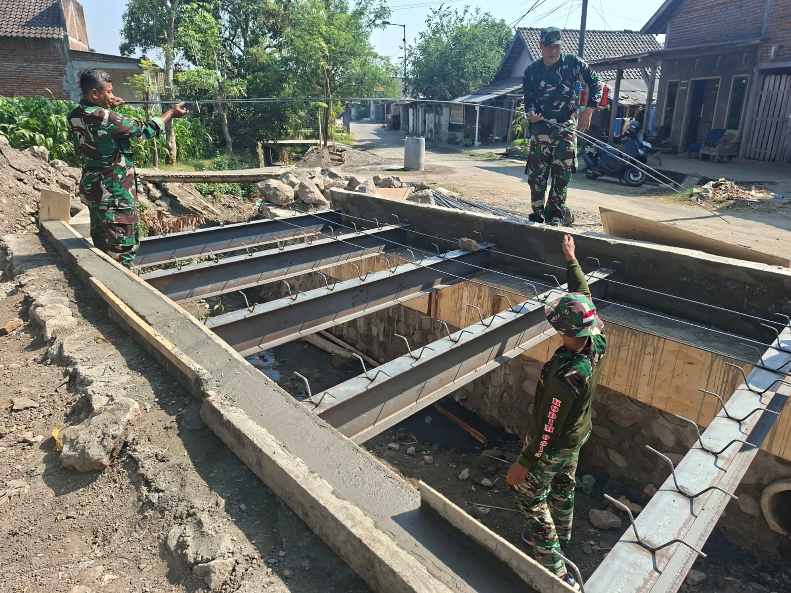 Personel TNI Mulai Pasang Rangka