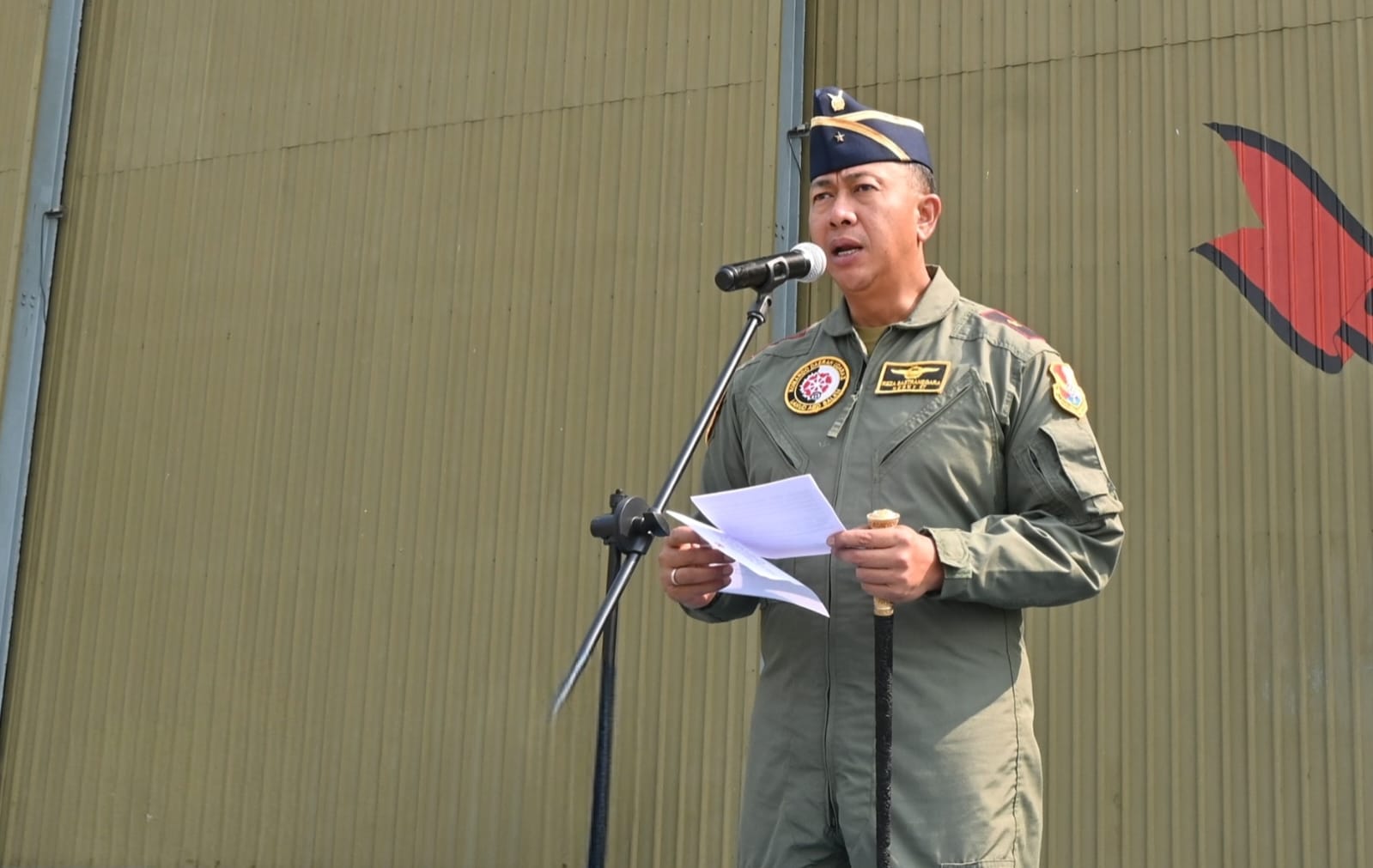 Danlanud Abd Saleh Pimpin Tradisi Penyematan Badge Herky Number