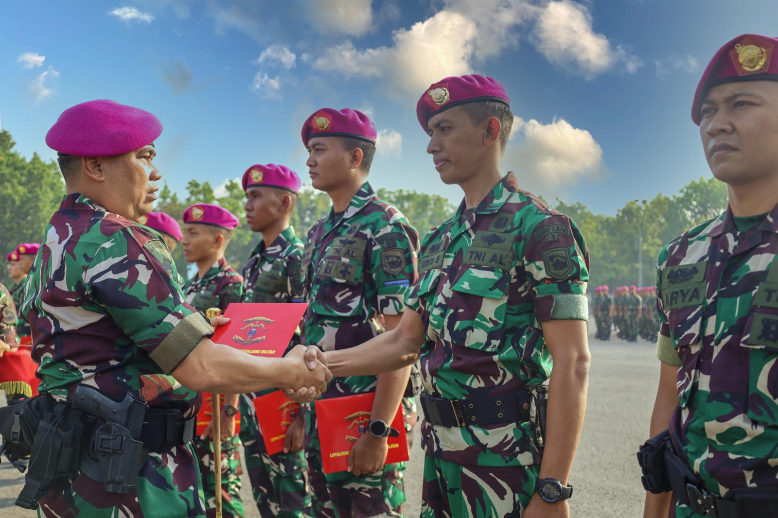 Prajurit Berprestasi Yonif 3 Marinir Terima Apresiasi