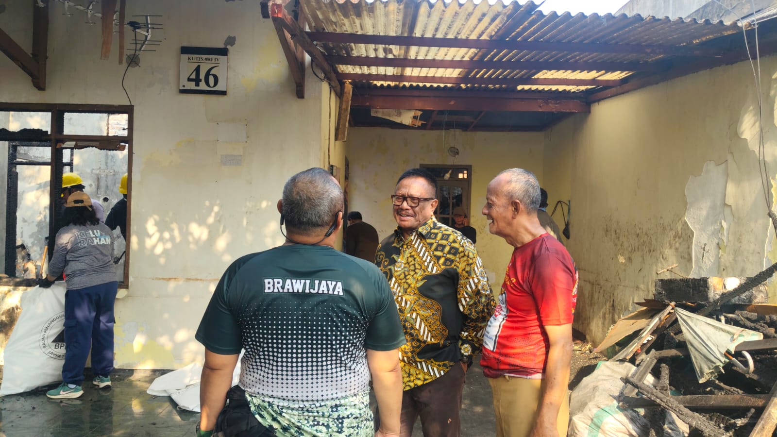 TNI Bersama Tiga Pilar Bersihkan Puing