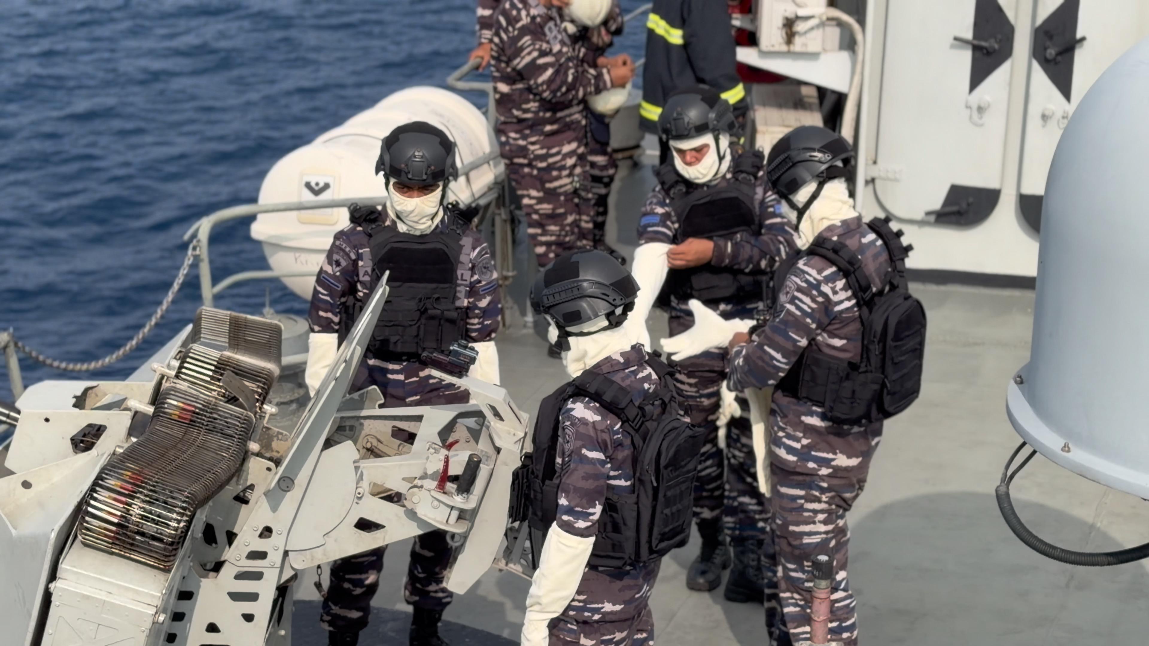 KRI LAMBUNG MANGKURAT-374 LAKSANAKAN 20 MM GUN LIVE FIRING EXERCISE