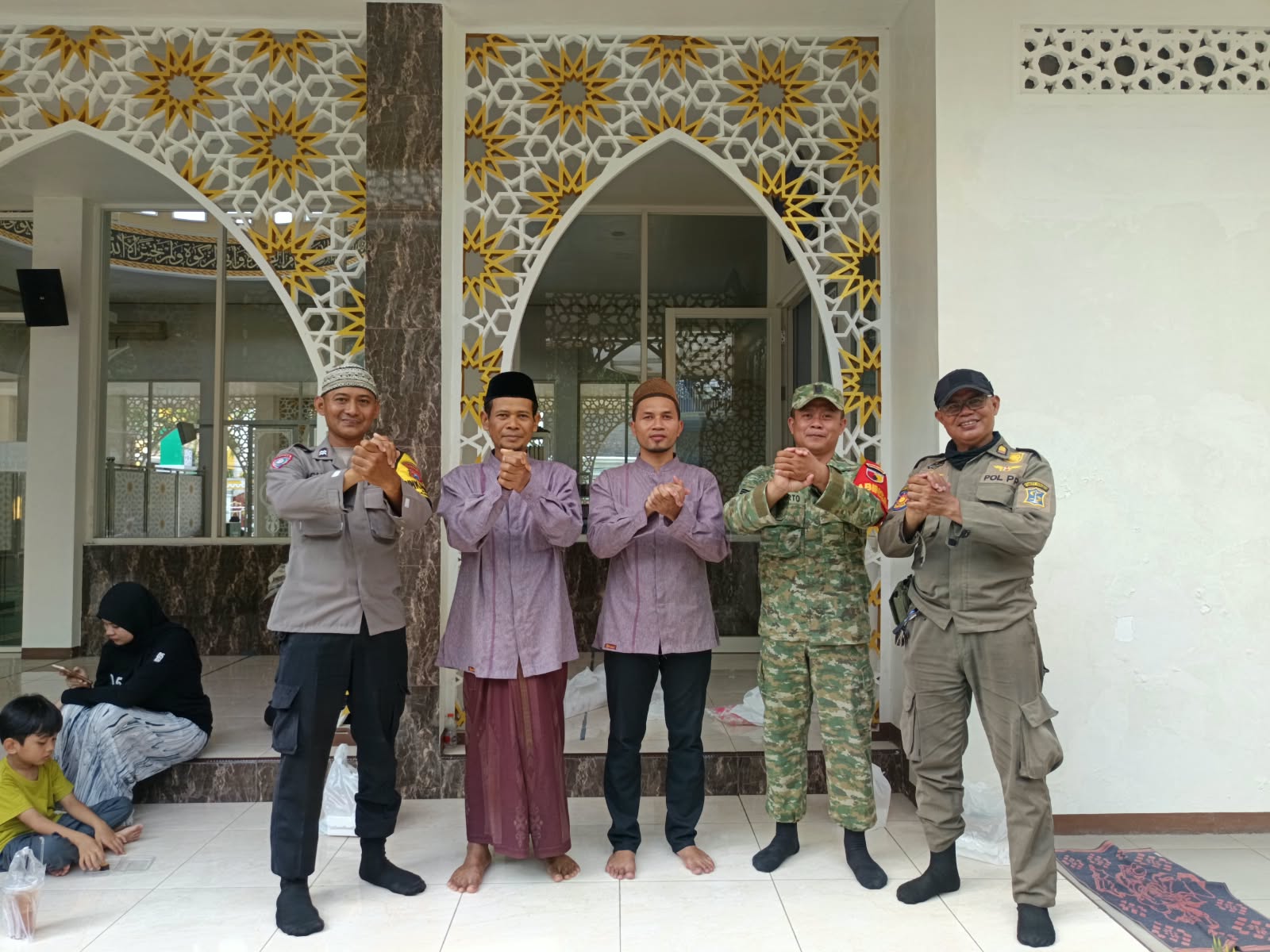 Babinsa Karah Bersama Tiga Pilar Amankan Karnaval