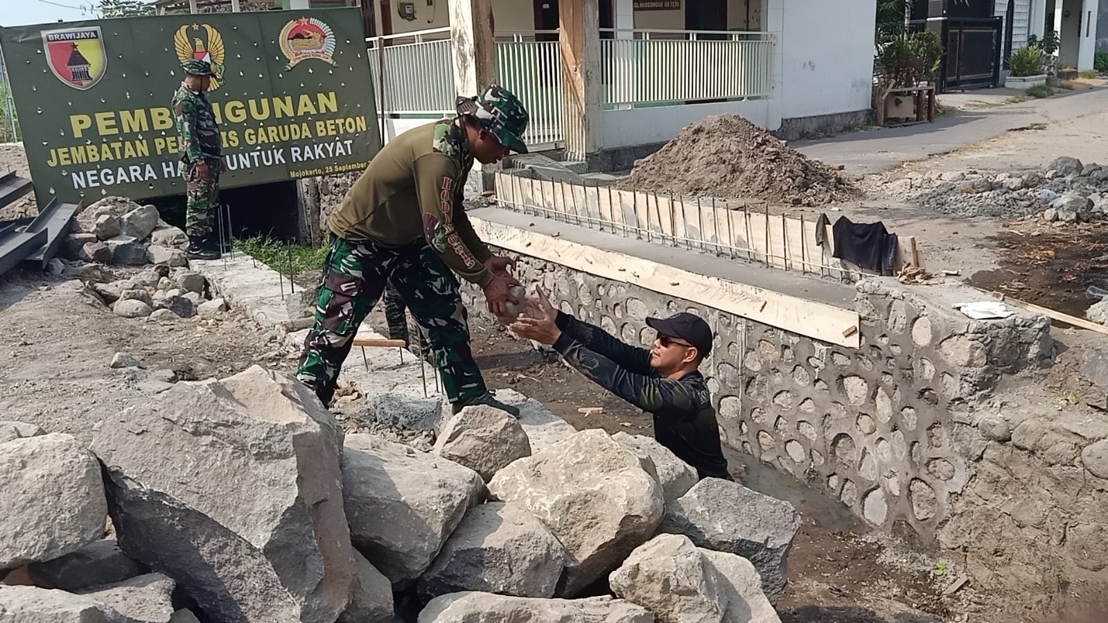Personel Kodim 0815/Mojokerto Tetap Bangun Jembatan