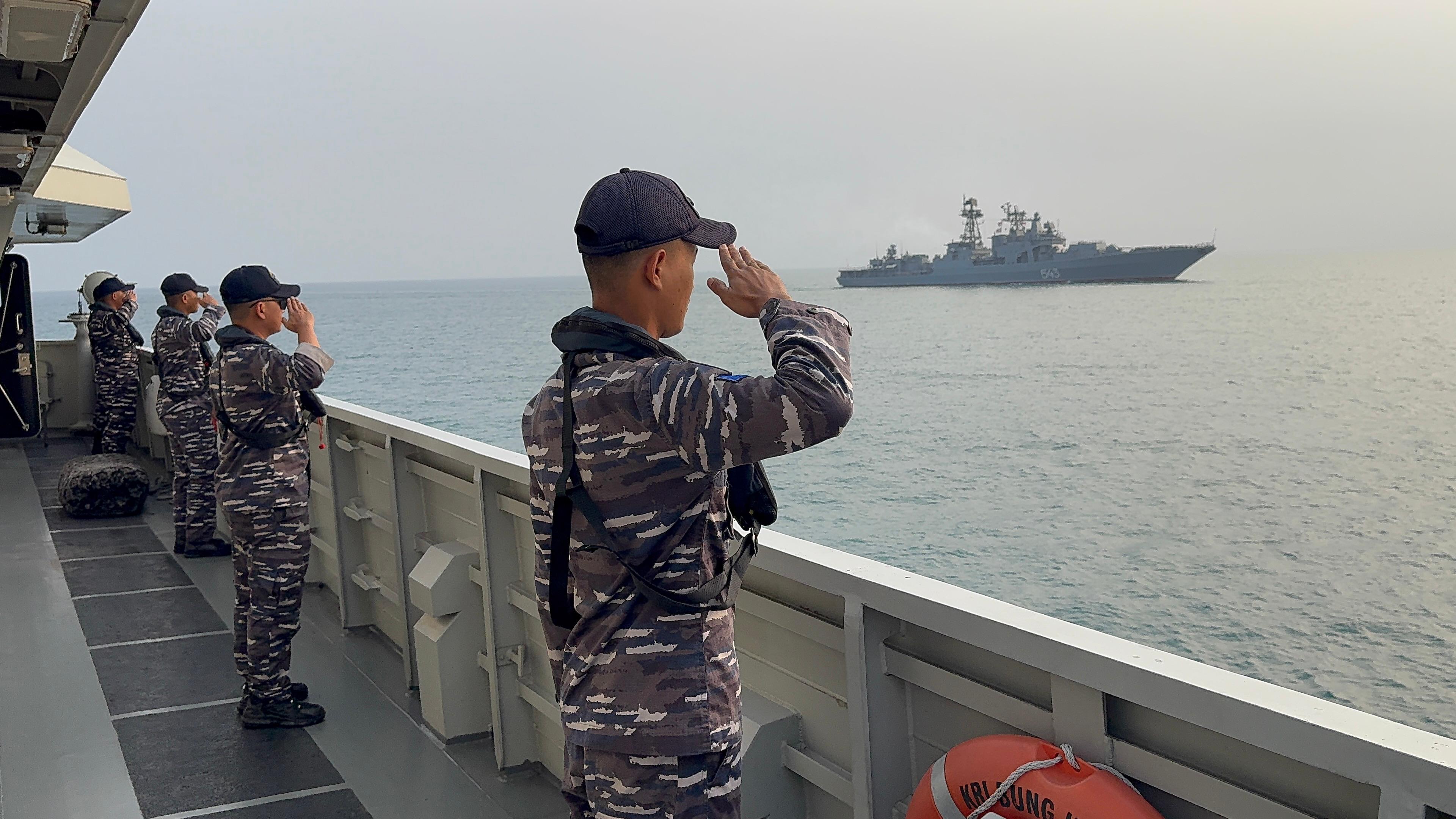 KRI BUNG KARNO-369 KAWAL KEDATANGAN KAPAL