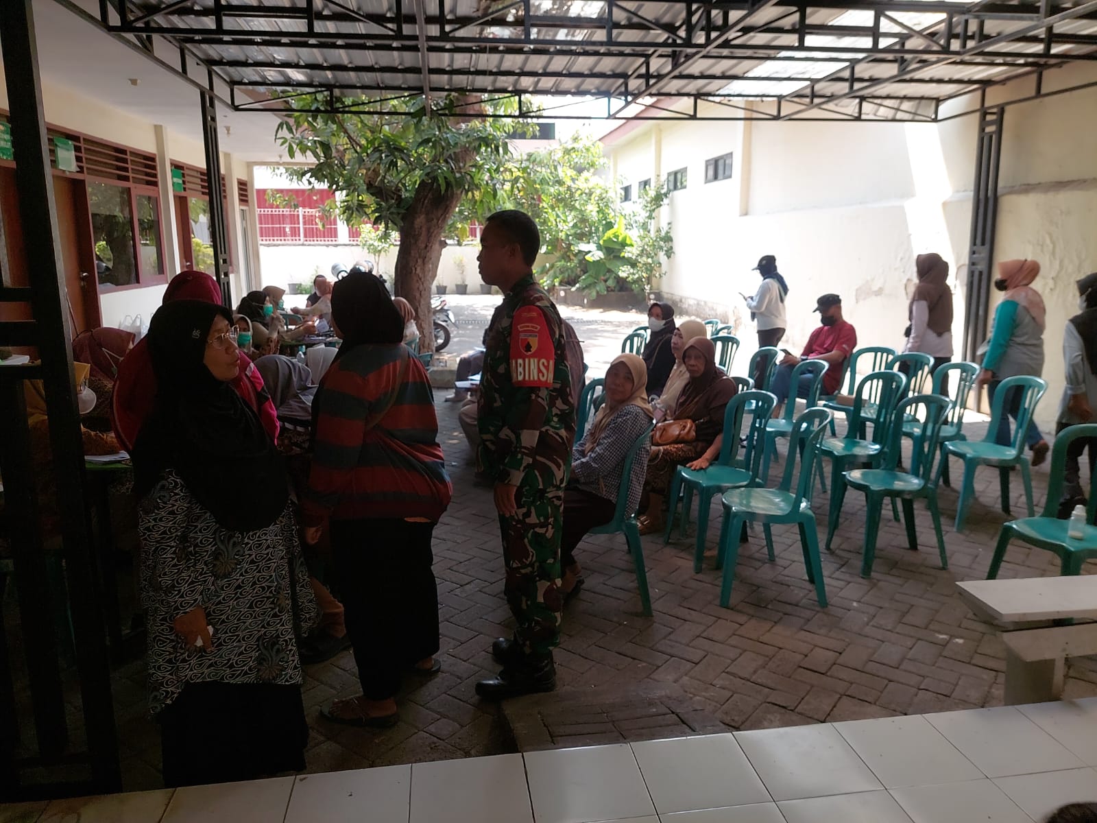 Babinsa Jambangan Kawal Skrining Kesehatan