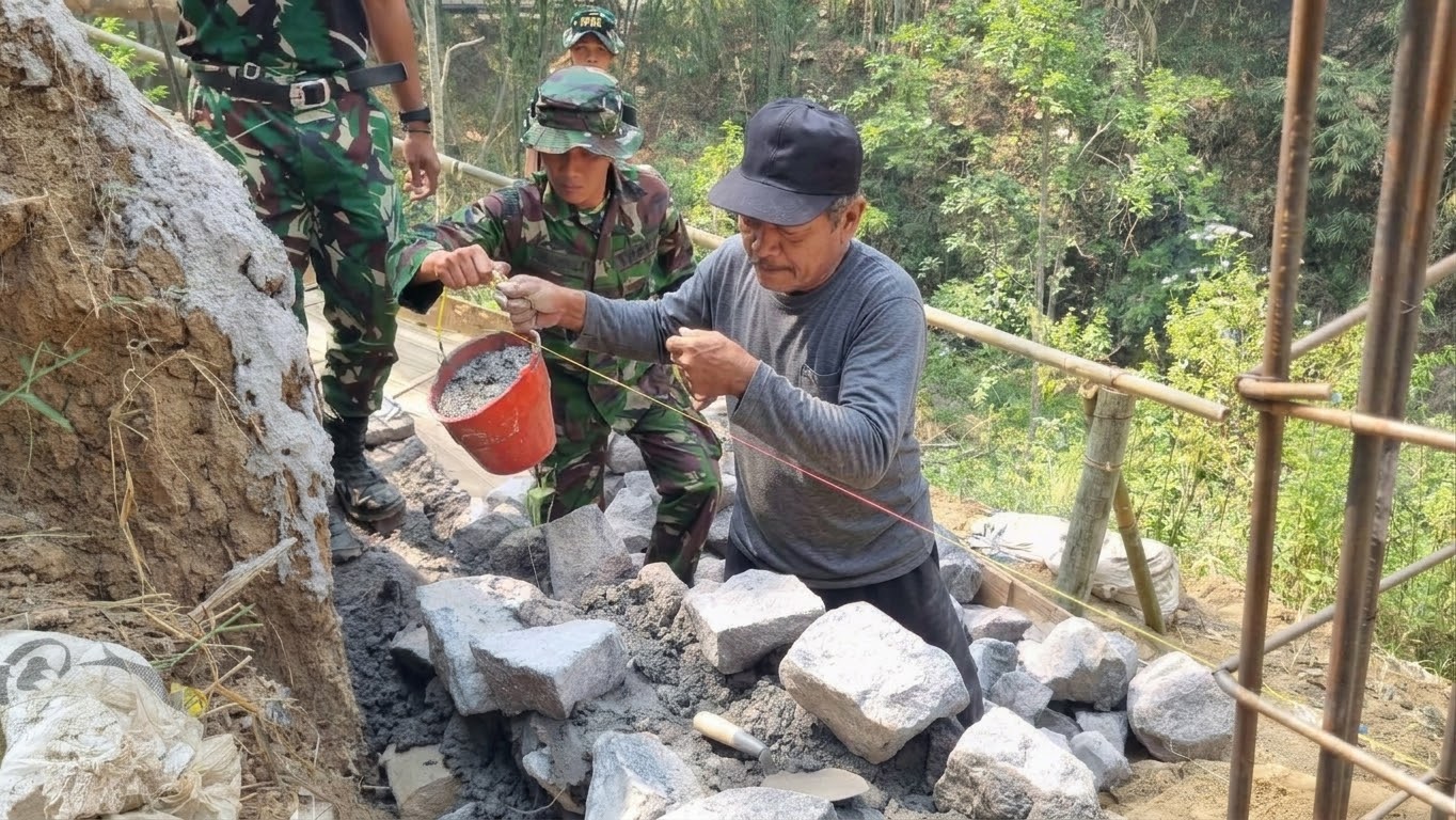Ukir Karya Di Lereng Desa Taji