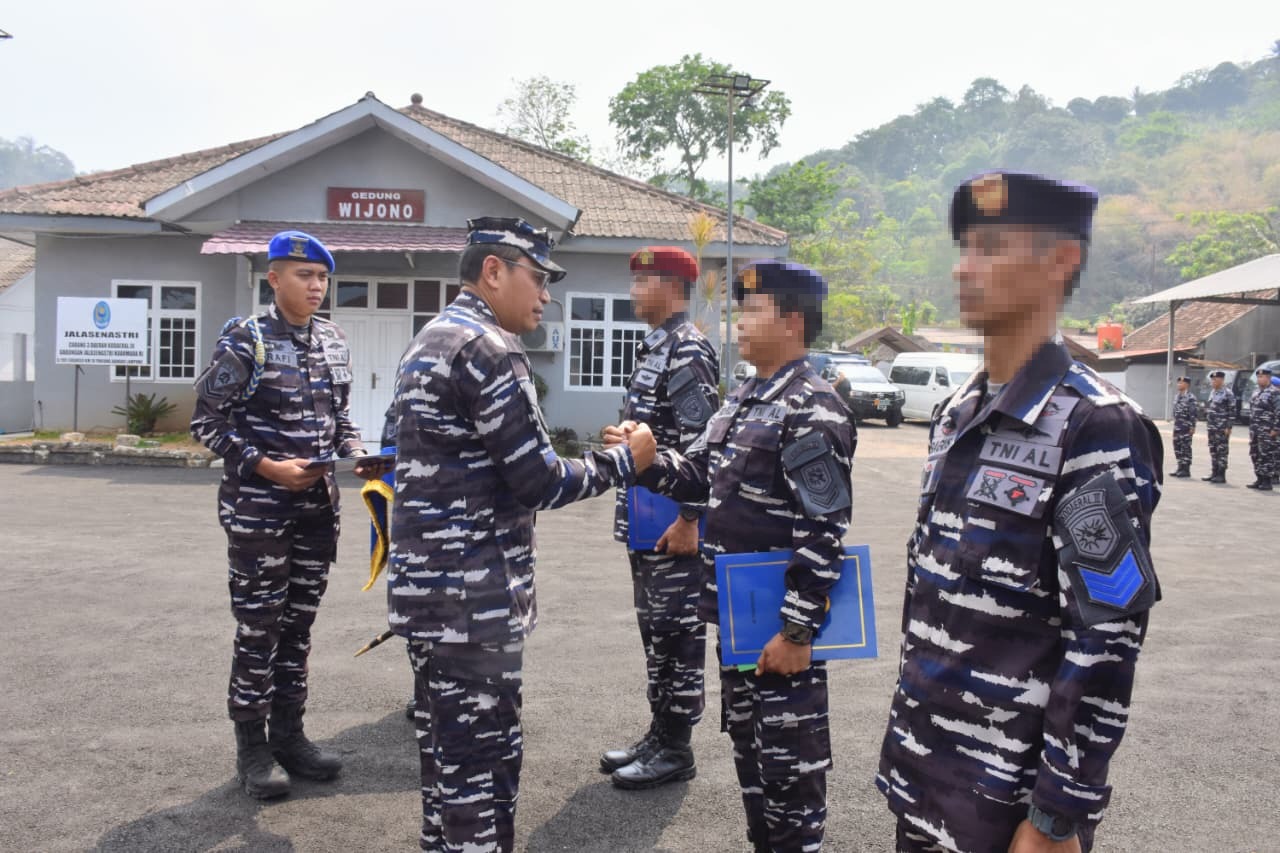 DANKODAERAL III BERI PENGHARGAAN KEPADA PRAJURIT