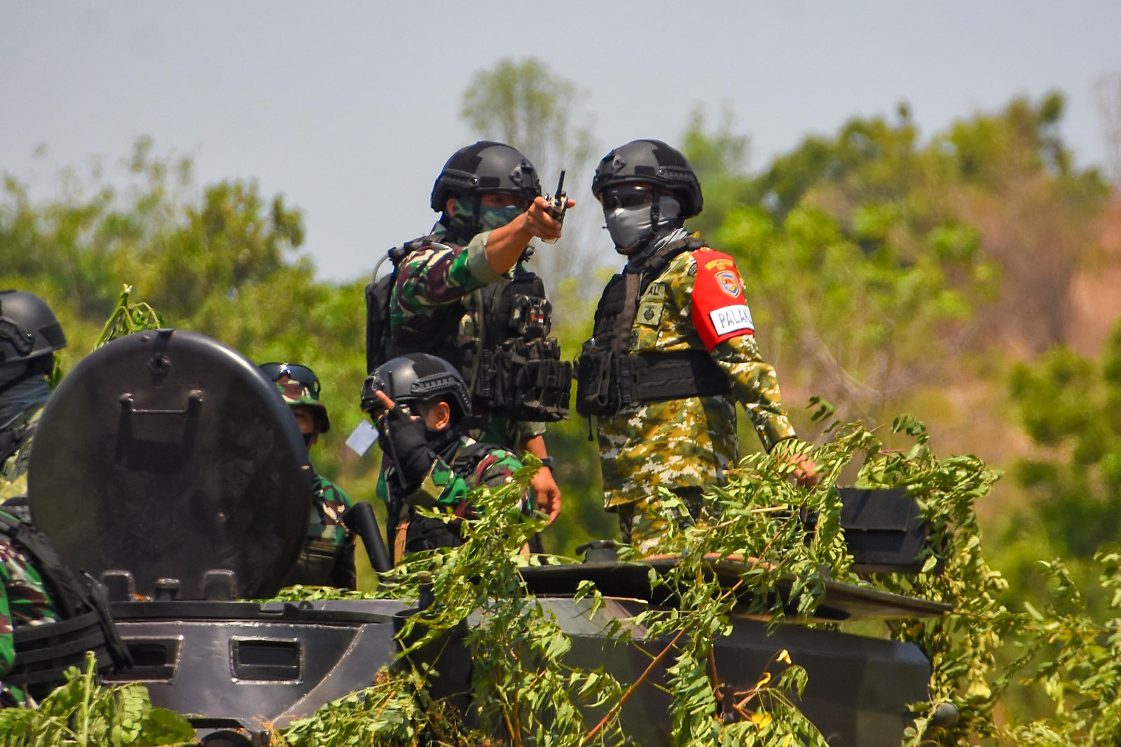 PRAJURIT KORPS MARINIR GEMPUR PERTAHANAN MUSUH