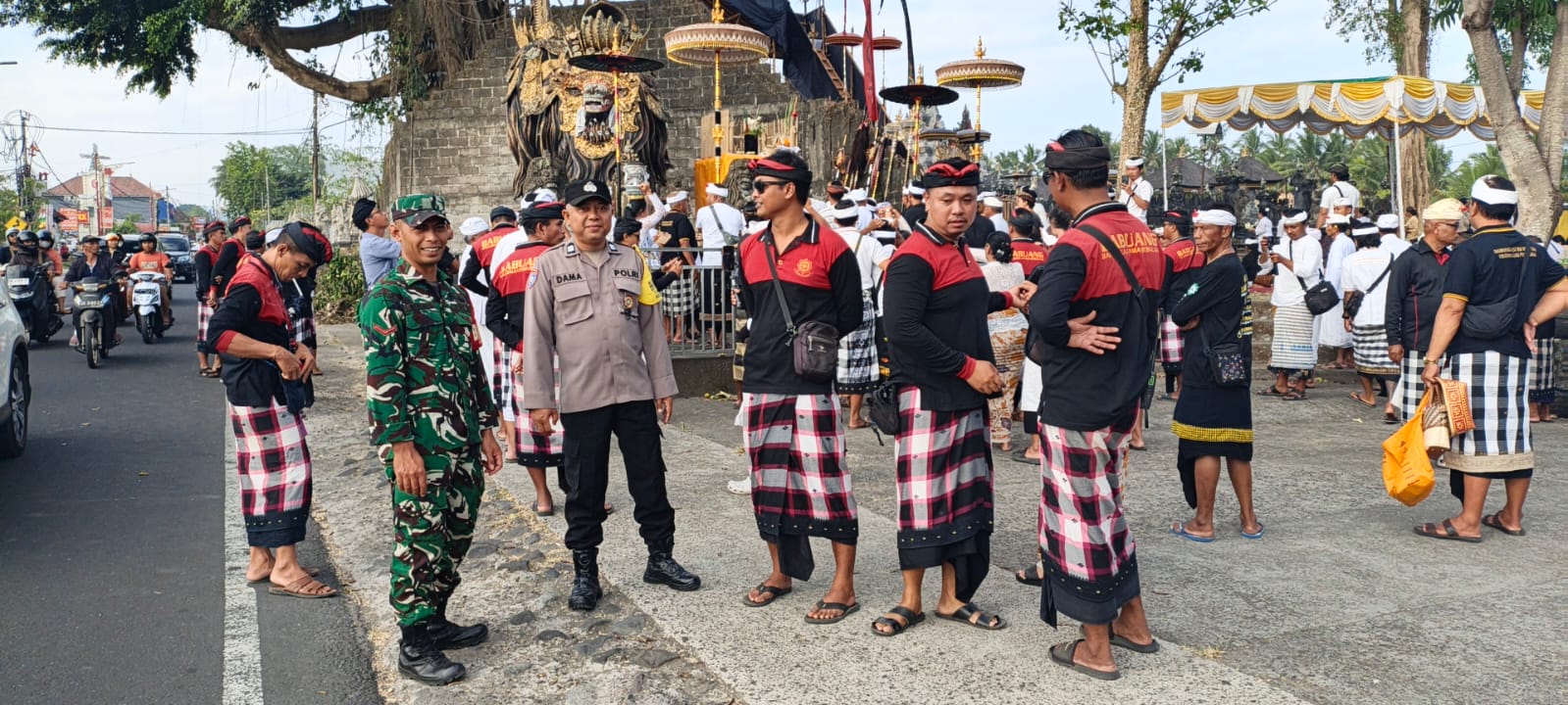 BABINSA BEBALANG BERSAMA PECALANG KAWAL PROSESI