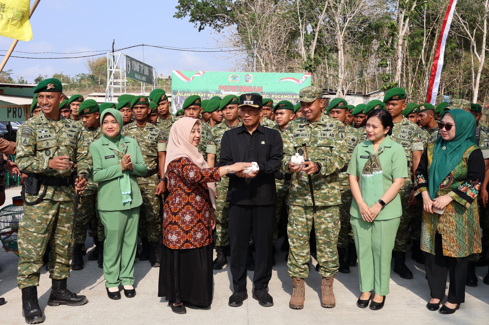 Karya Bakti TNI Bangun Jalan Beton