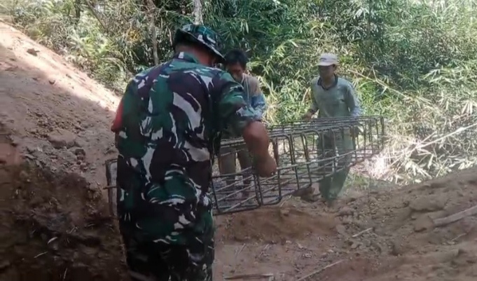 Babinsa Peninjoan Dampingi Pemasangan Besi