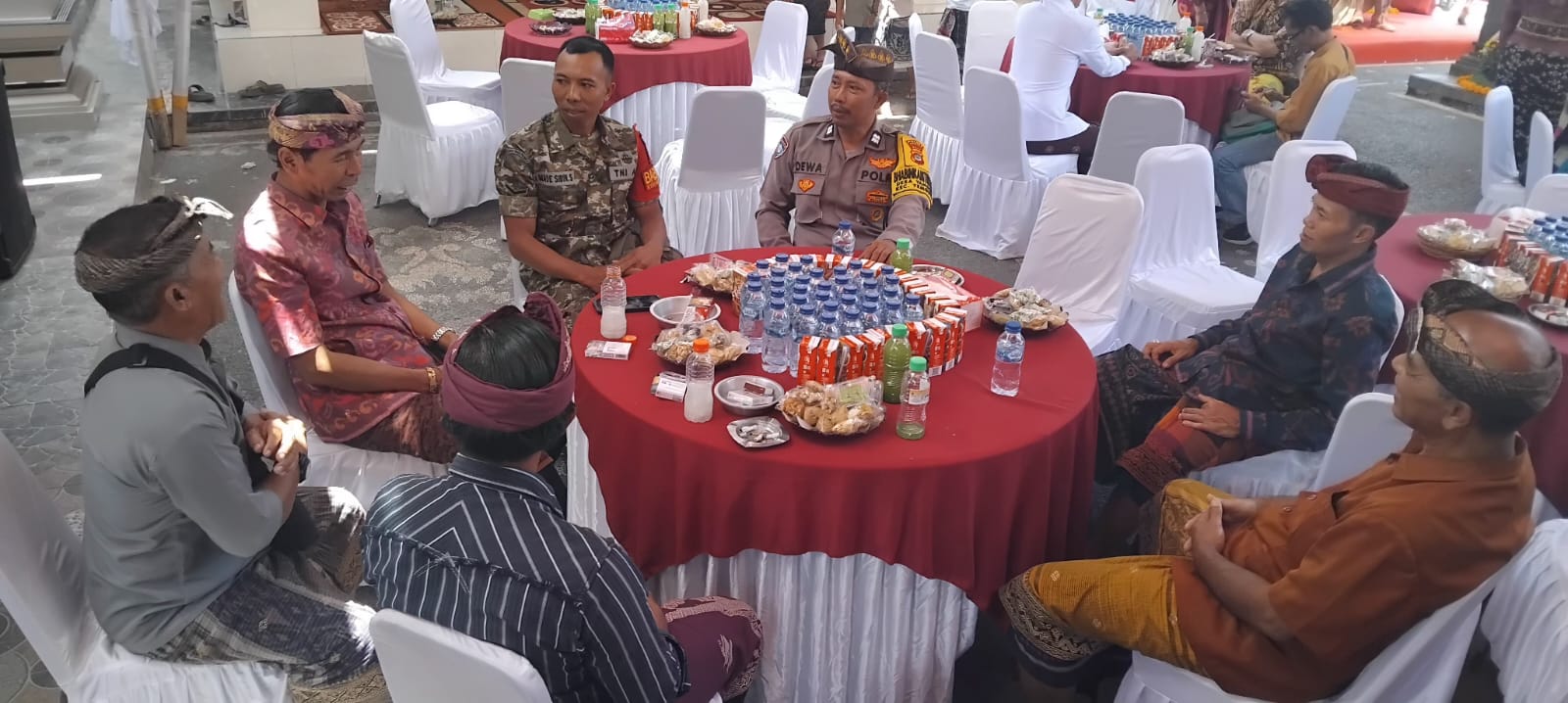 Babinsa Yangapi Hadiri Resepsi Pernikahan Warga