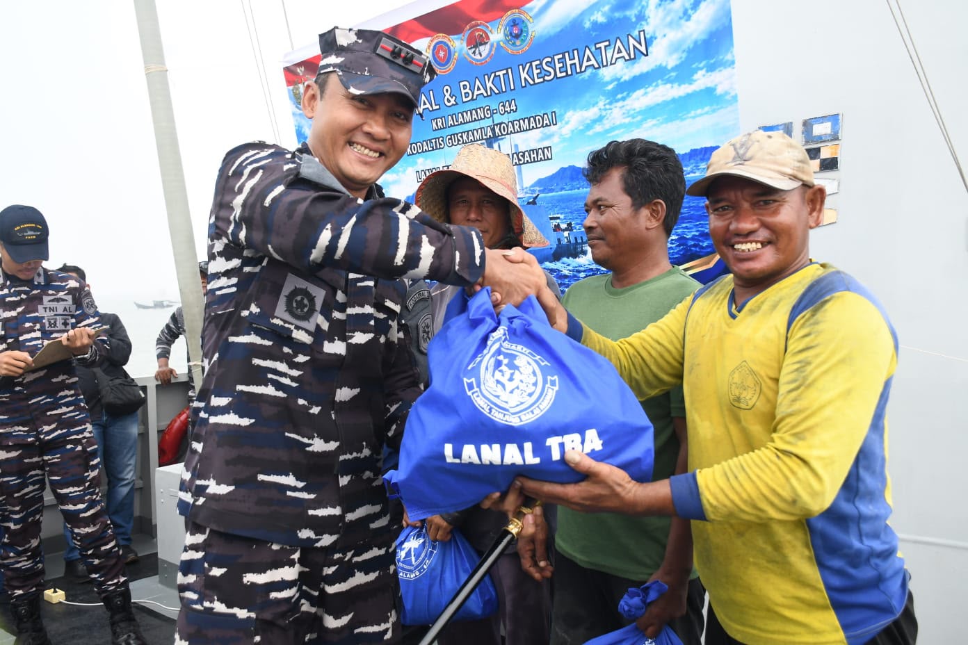 KRI ALAMANG-644 GELAR BAKTI SOSIAL UNTUK MASYARAKAT