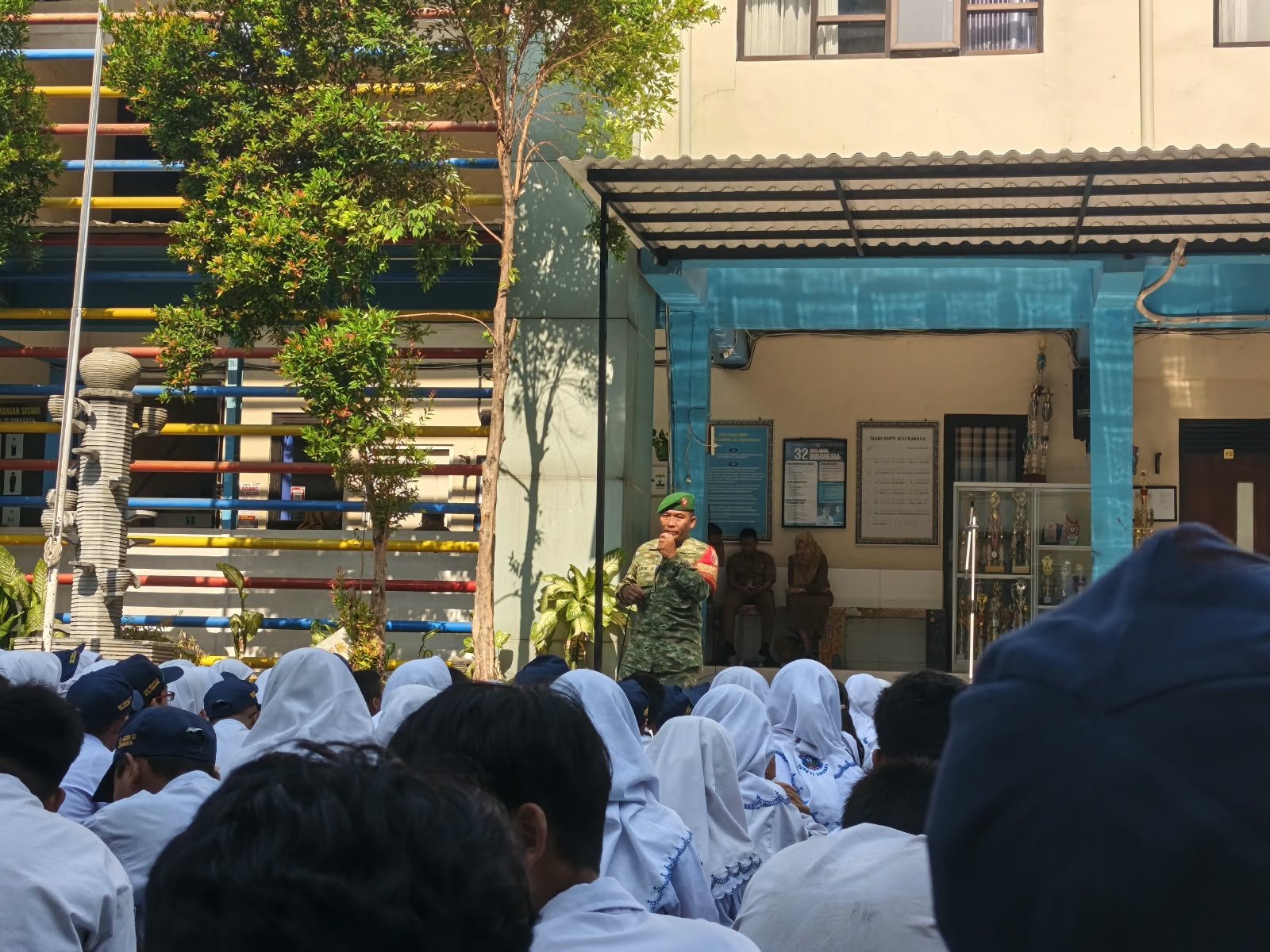 Babinsa Koramil Wonokromo Tanamkan Kedisiplinan Dan Ajak Siswa