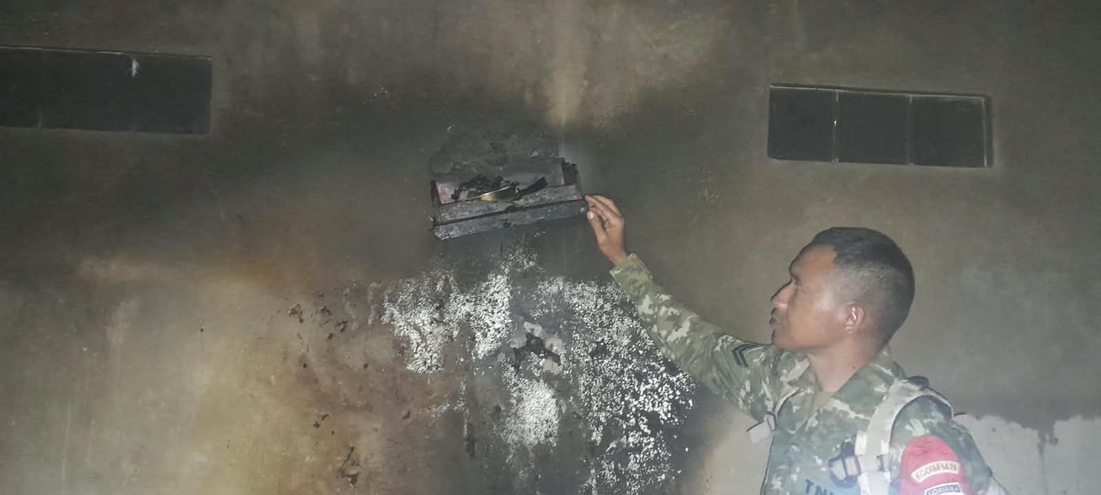 Babinsa Turun Ke Lokasi Bantu Warga