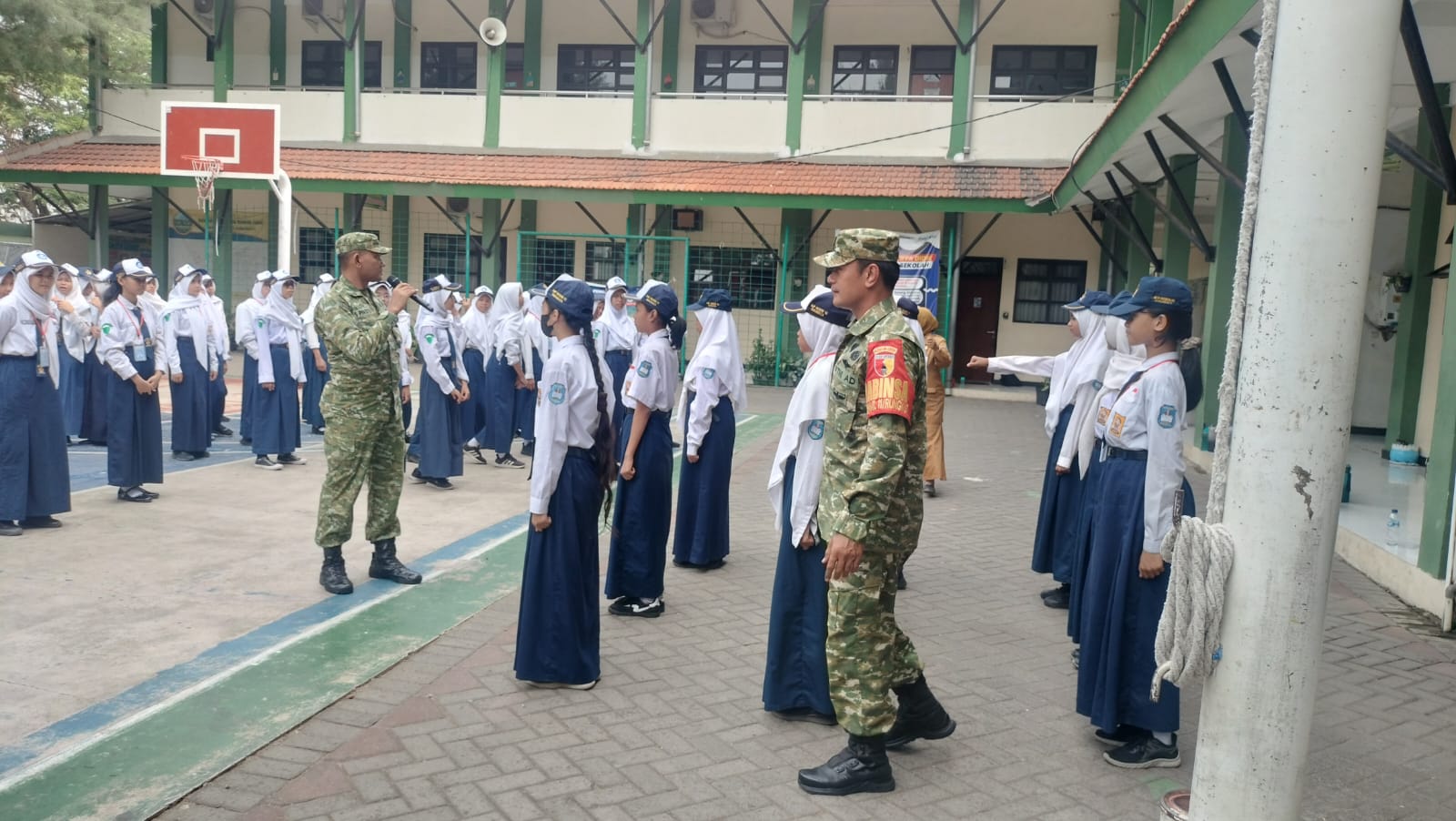 Koramil Rungkut Latih PBB Siswa