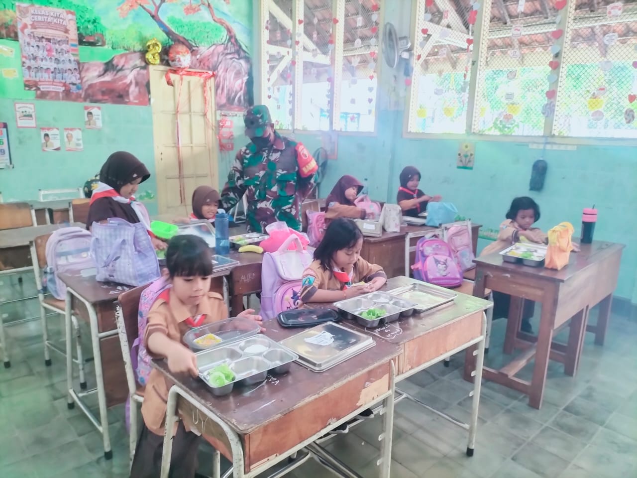 Babinsa Bubutan Kawal Penyaluran