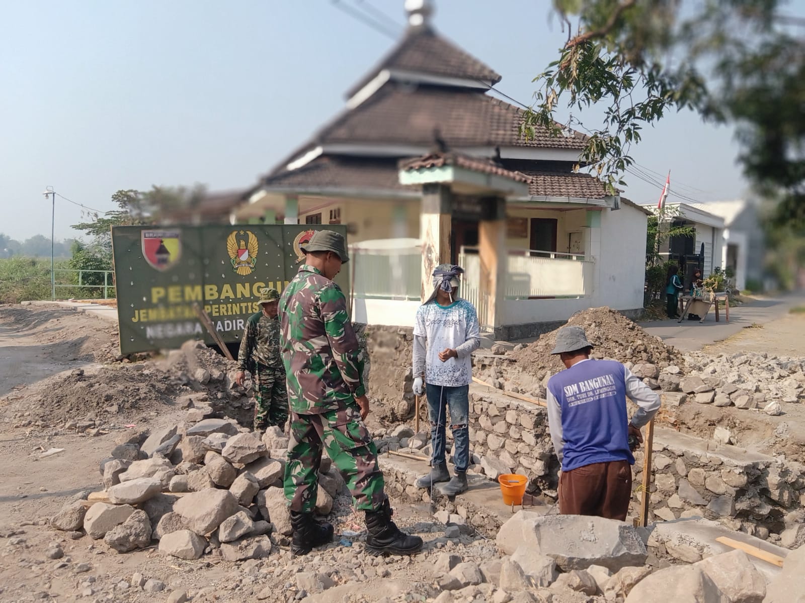 TNI Bersmaa Warga Kompak Di Sungai Glonggongan
