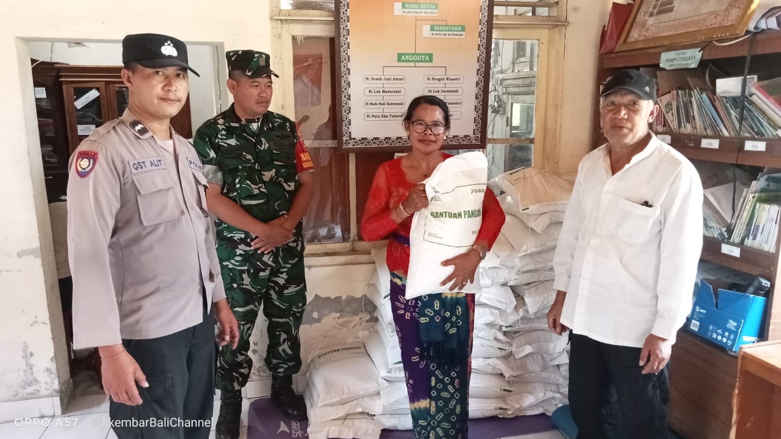 Babinsa Kedisan Dampingi Penyaluran