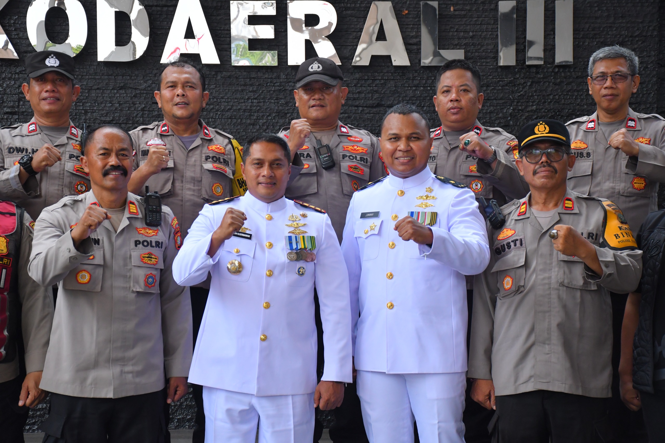KODAERAL III TERIMA KEJUTAN KUE