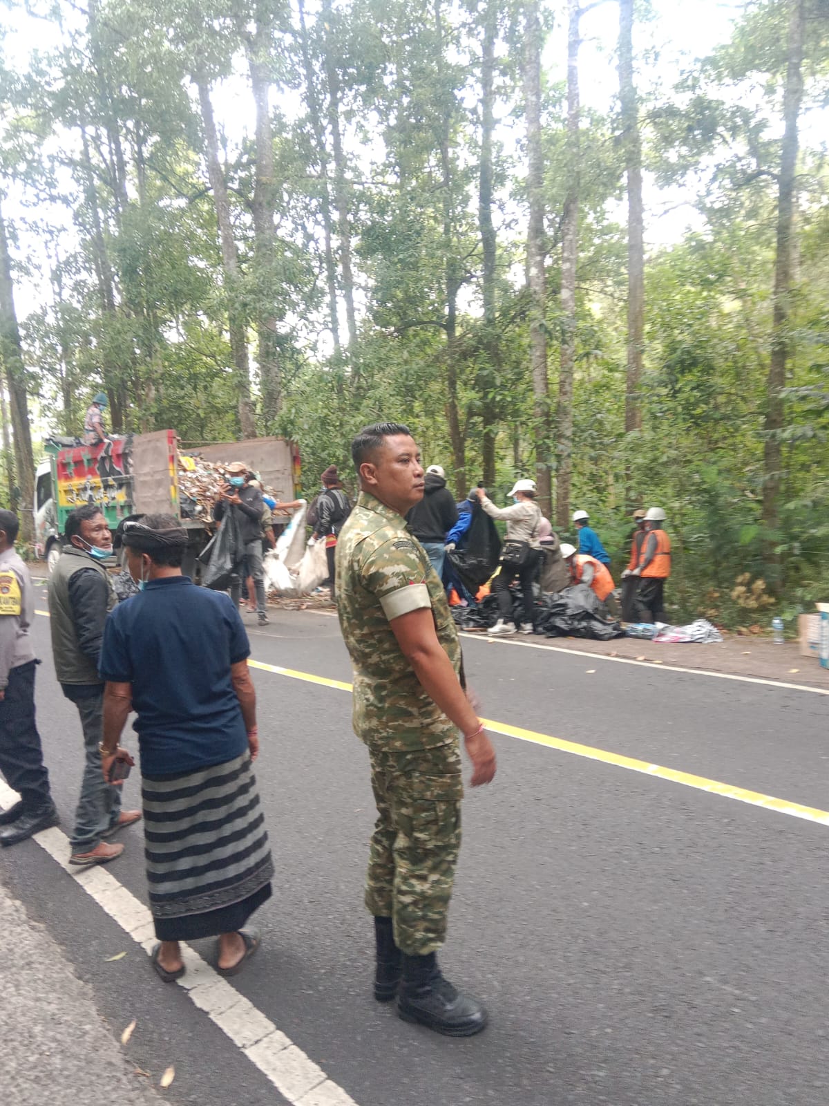 Bersihkan Sampah di Kawasan Hutan Konservasi