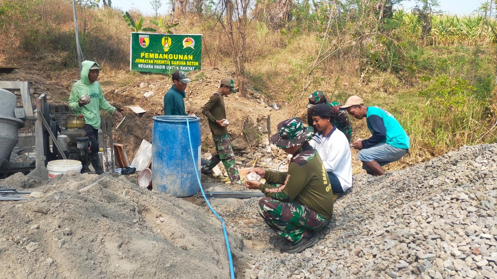 Hangatnya Kebersamaan TNI Bersama Warga