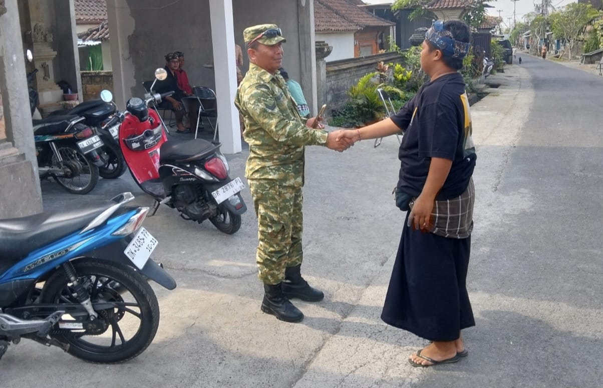 Babinsa Jehem Bersama Pecalang Amankan Upacara