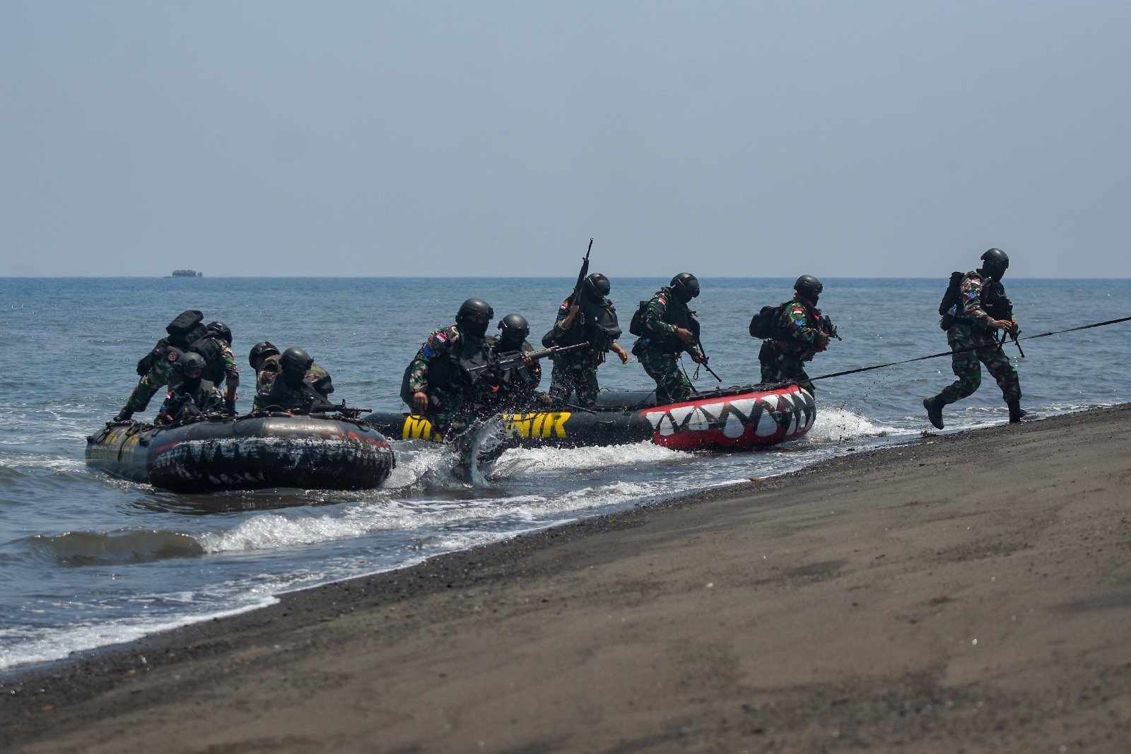 Prajurit Korps Marinir Gempur Pantai Banongan