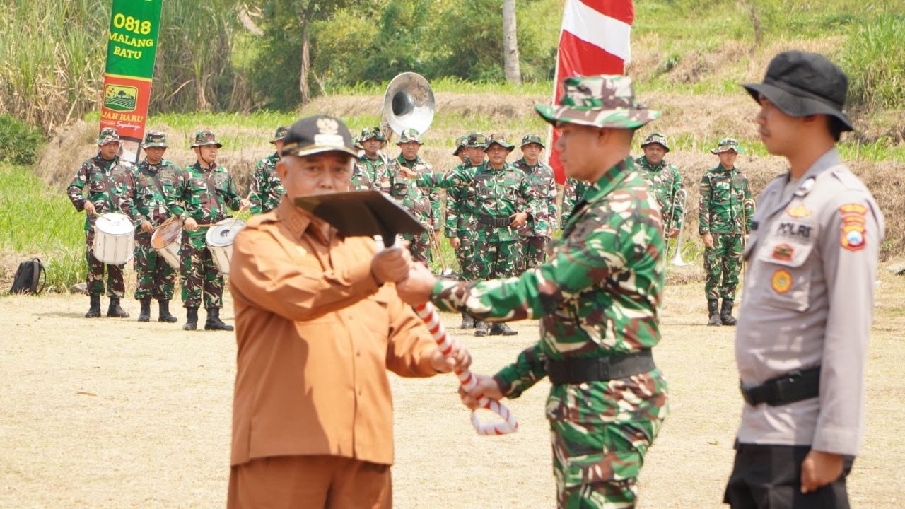 Bupati Malang Serahkan Alat Kerja